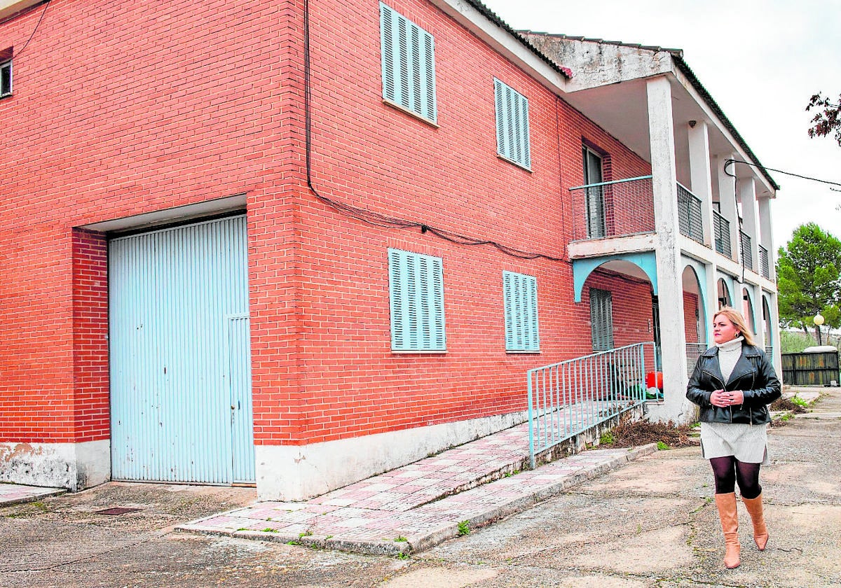 La alcaldesa de Santiago de Calatrava, Rocío Zamora, pasea frente al antiguo cuartel acondicionado con siete viviendas