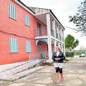 La alcaldesa de Santiago de Calatrava, Rocío Zamora, pasea frente al antiguo cuartel acondicionado con siete viviendas