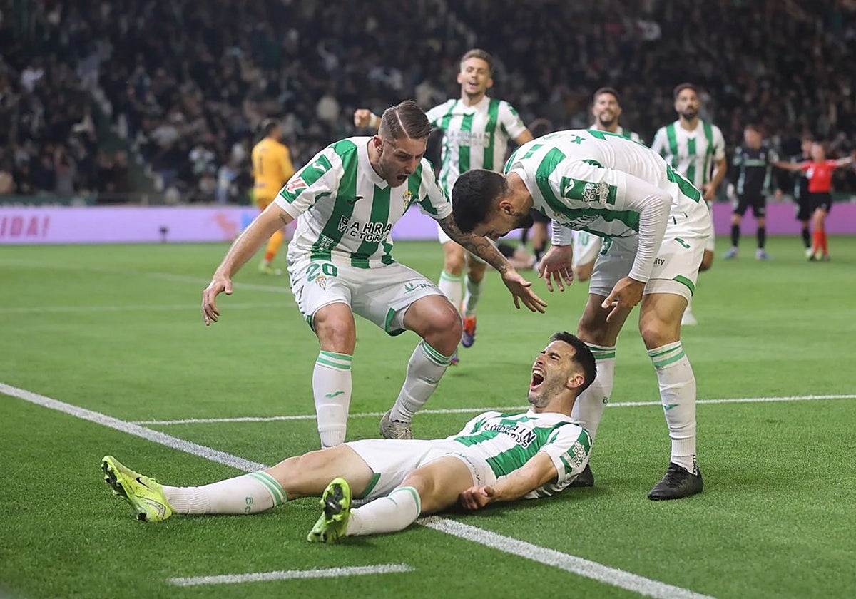 Los futbolistas blanquiverdes celebran el gol ante el Sporting de Gijón