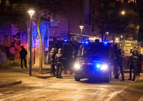 Imagen secundaria 1 - Una joven de 16 años muestra en su móvil un vídeo de los disturbios, tras explicar que los alborotadores fueron los 'manguis' de siempre. Abajo, efectivos de los Mossos durante los altercados, este pasado martes. Sobre estas líneas, un hombre saliendo de la mezquita de Salt donde ejerce el imán desahuciado. 