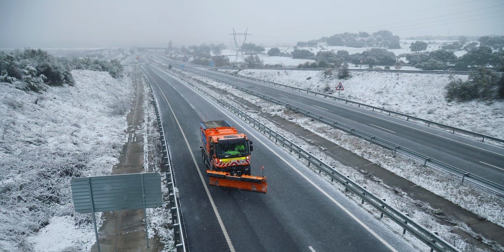 La nieve complica la circulación en varias carreteras de Castilla y León