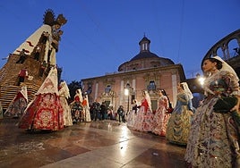 Ofrenda de las Fallas 2025: claveles rojos y blancos para la Virgen con el recuerdo de la dana en Valencia