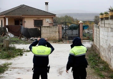 Vecinos de la Altea deciden abandonar sus casas ante la crecida del río Guadalquivir