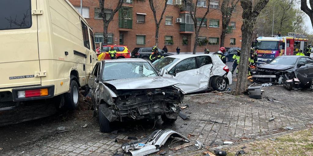 Herido un camionero tras perder el control y chocar contra nueve vehículos aparcados en una calle de Puente de Vallecas