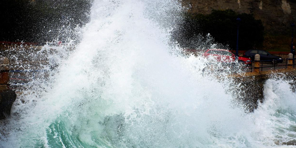 Canarias, en alerta por olas de más de 12 metros e inundaciones en la costa