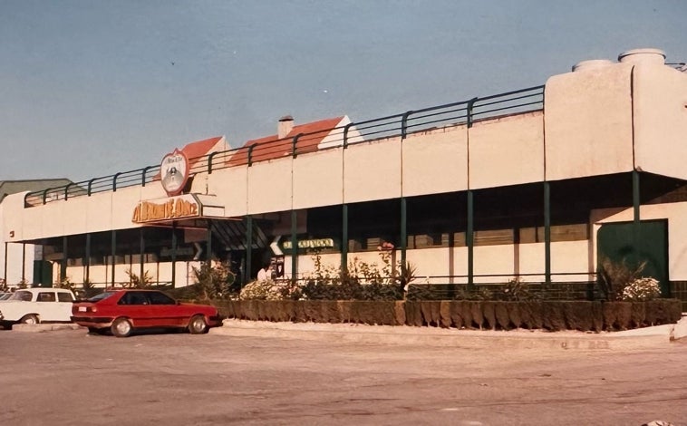 Imagen principal - En la imagen superior la primera discoteca de Lucena. Sobre estas líneas restaurante La Manzana de Adán y oficinas del grupo. A la derecha, interior de la discoteca del empresario Jacinto Astorga.