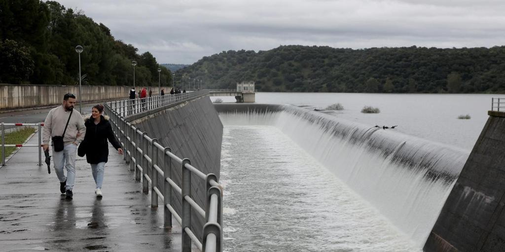 El río Guadalquivir vuelve al nivel amarillo y con riesgo de crecidas a su paso por Córdoba