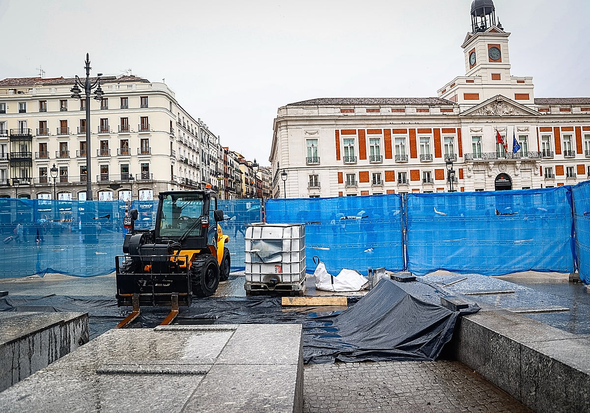 Primeras obras para desmontar los bancos de la Puerta del Sol