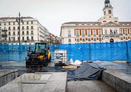 La Puerta del Sol tendrá sombra este verano: el Ayuntamiento empieza la instalación de sus toldos de temporada