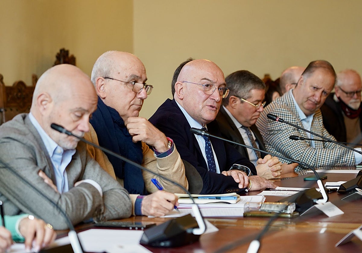El alcalde de Valladolid, Jesús Julio Carnero, preside la Mesa Municipal del Soterramiento.