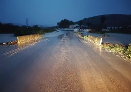 Una docena de carreteras cortadas y muros caídos: incidencias de la borrasca Laurence en Córdoba