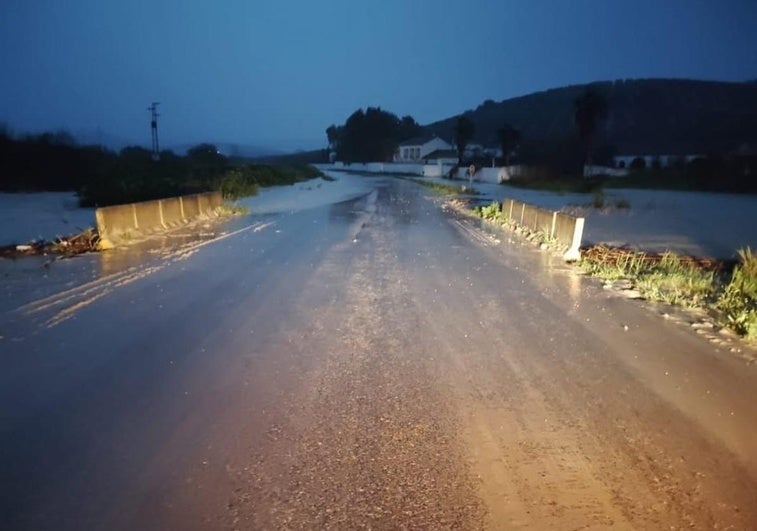 Carretera 4207 cortada por las precipitaciones