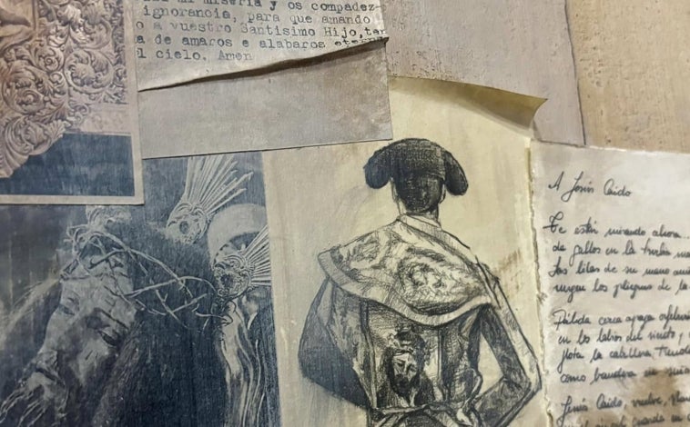 Imagen principal - Elementos situados en la zona inferior de la obra, a modo de collage