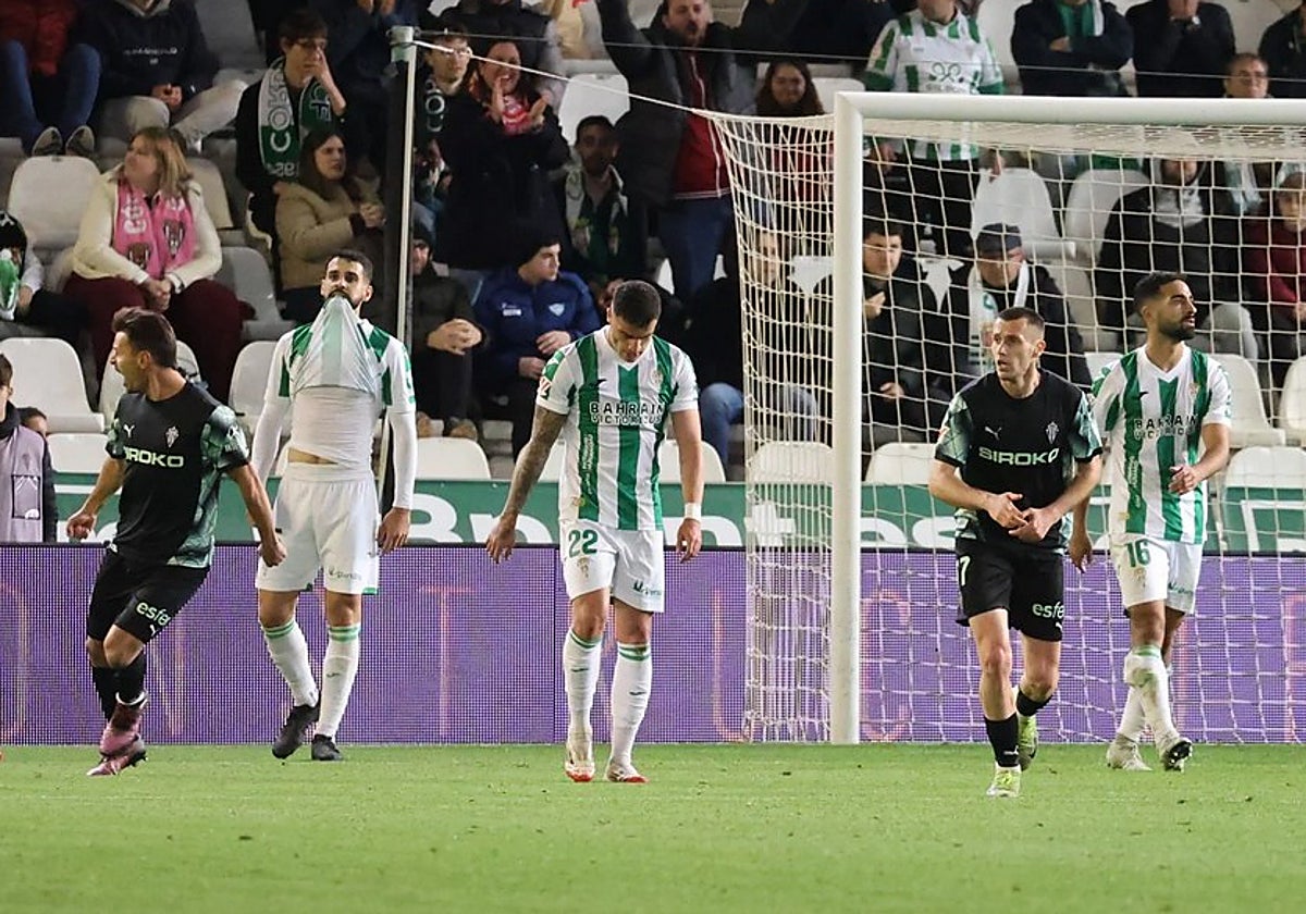 La defensa blanquiverde se lamenta tras el gol de Dotor con el Sporting de Gijón