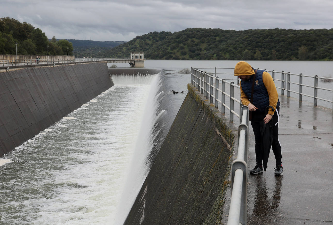 El pantano de San Rafael de Navallana supera su límite y desembalsa a marcha forzadas