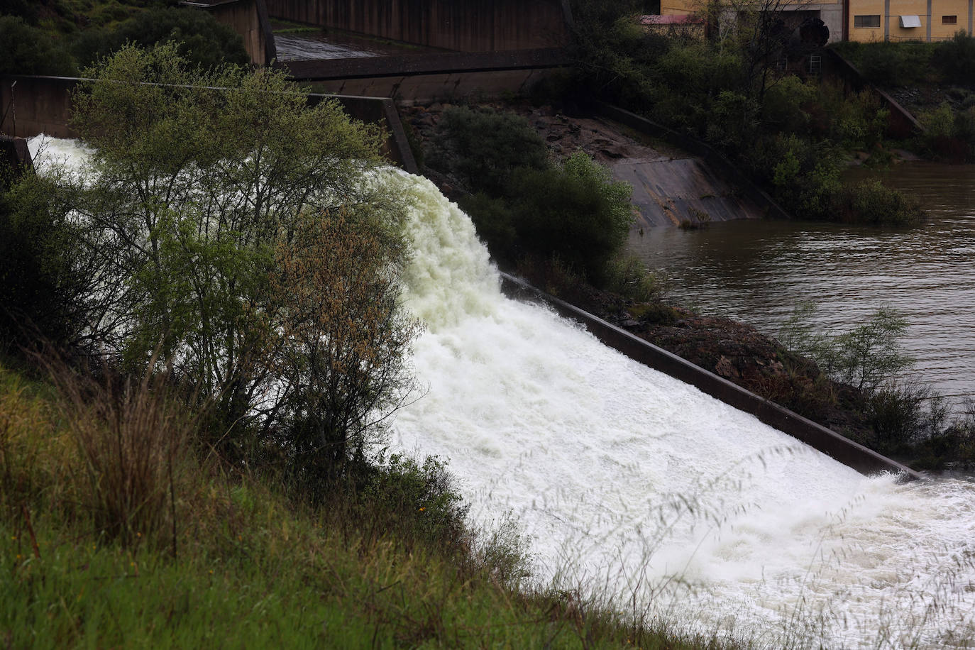 El pantano de San Rafael de Navallana supera su límite y desembalsa a marcha forzadas