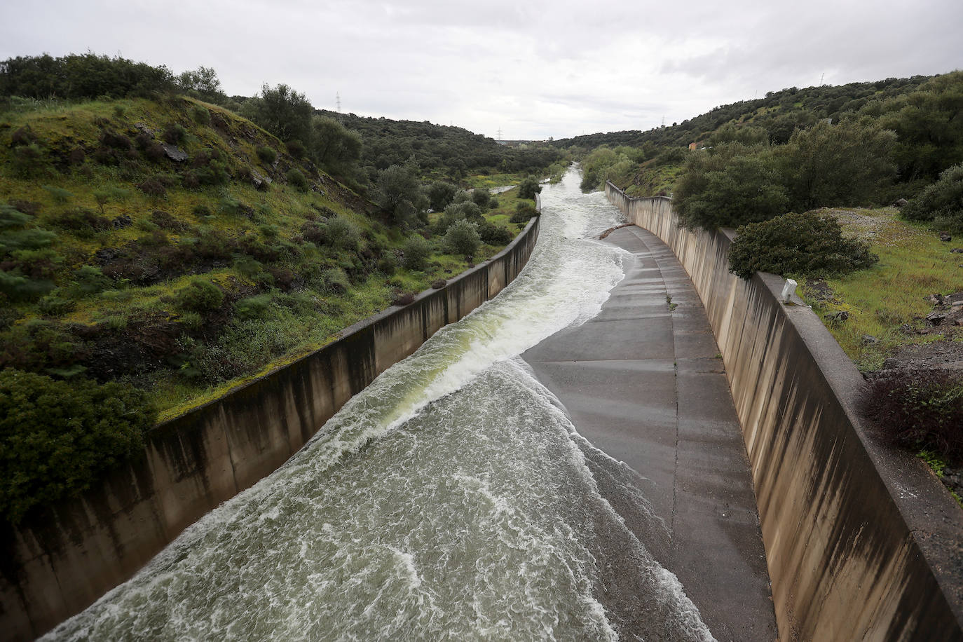 El pantano de San Rafael de Navallana supera su límite y desembalsa a marcha forzadas