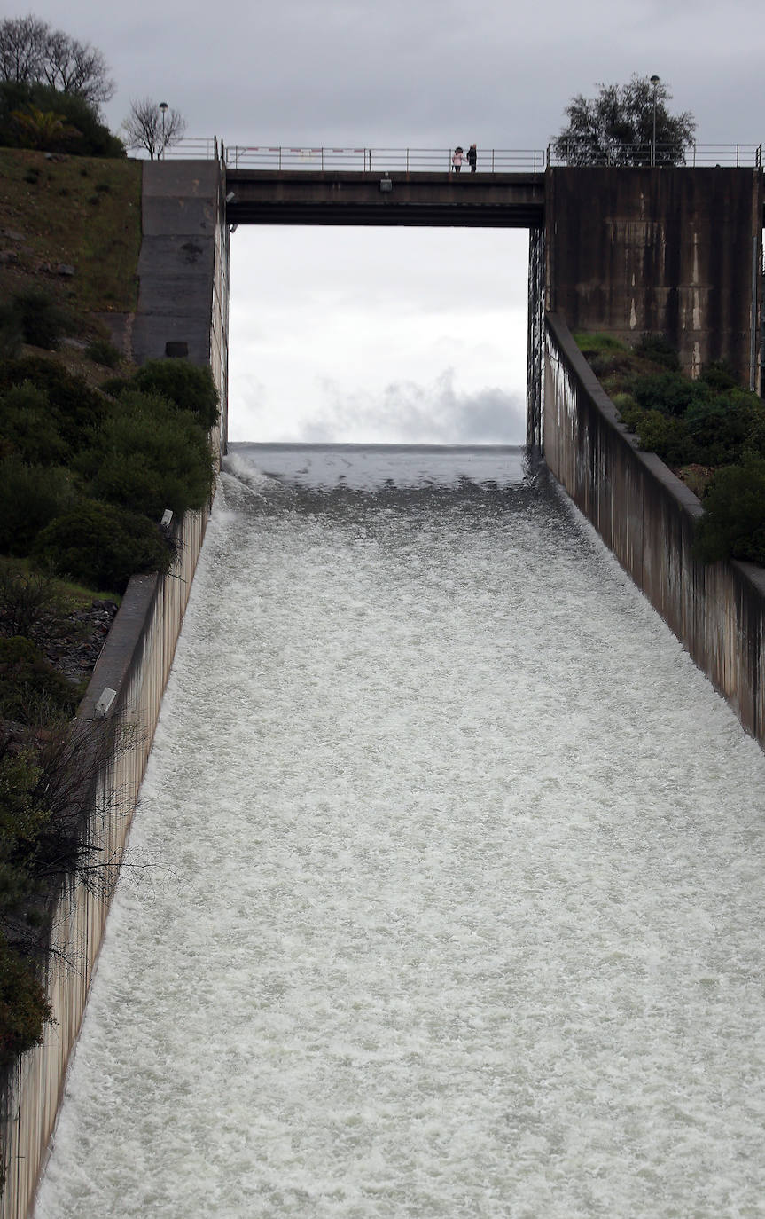 El pantano de San Rafael de Navallana supera su límite y desembalsa a marcha forzadas