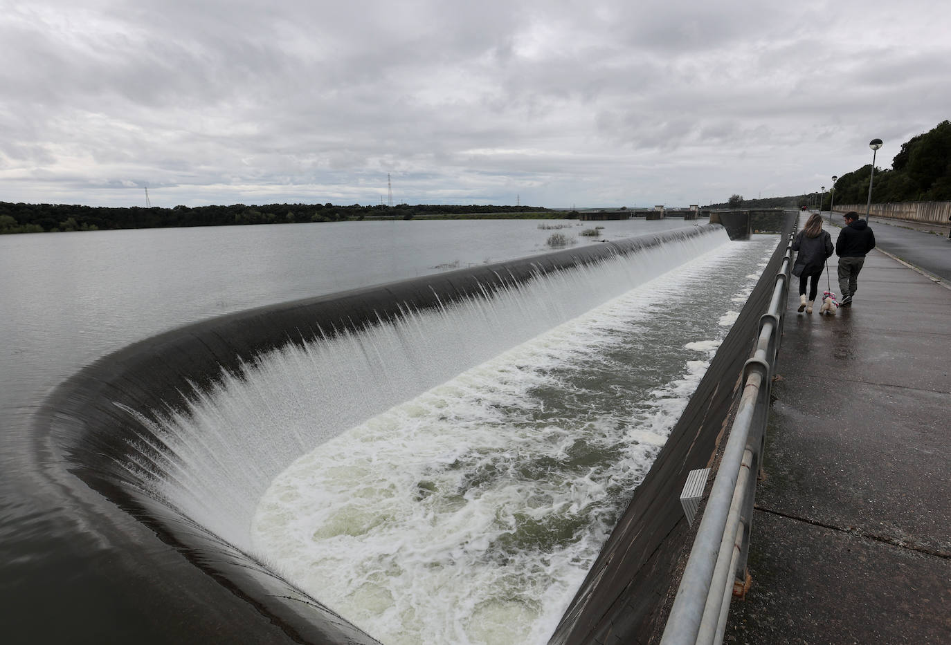 El pantano de San Rafael de Navallana supera su límite y desembalsa a marcha forzadas