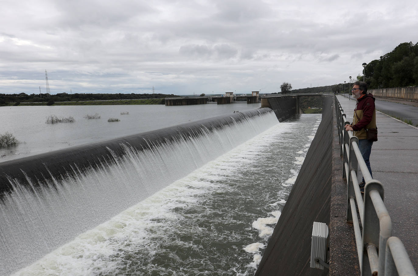 El pantano de San Rafael de Navallana supera su límite y desembalsa a marcha forzadas