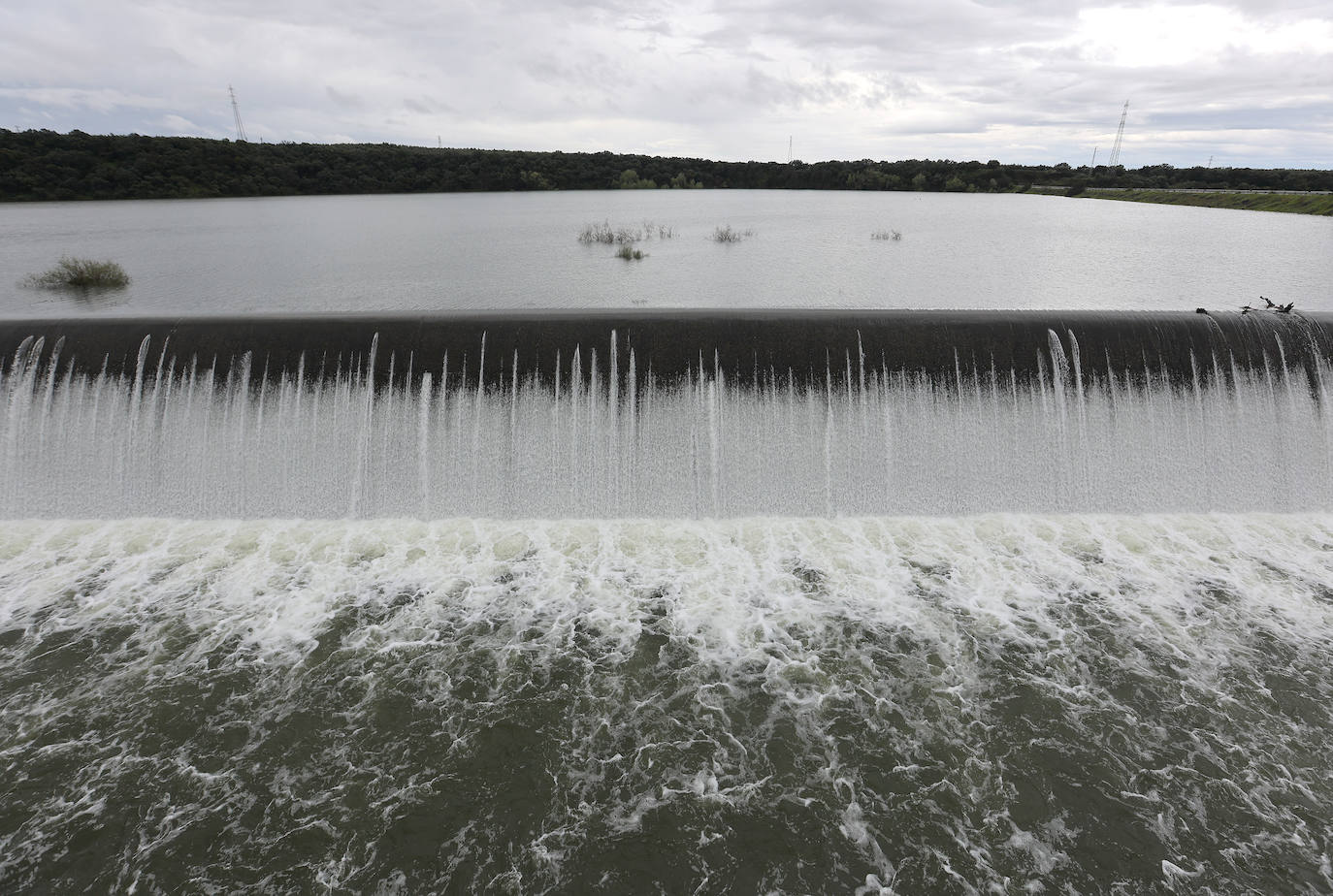 El pantano de San Rafael de Navallana supera su límite y desembalsa a marcha forzadas