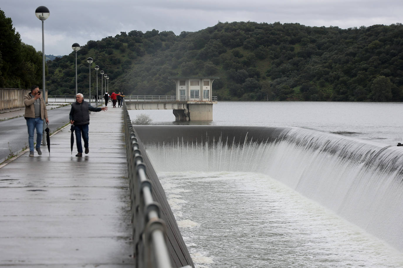 El pantano de San Rafael de Navallana supera su límite y desembalsa a marcha forzadas