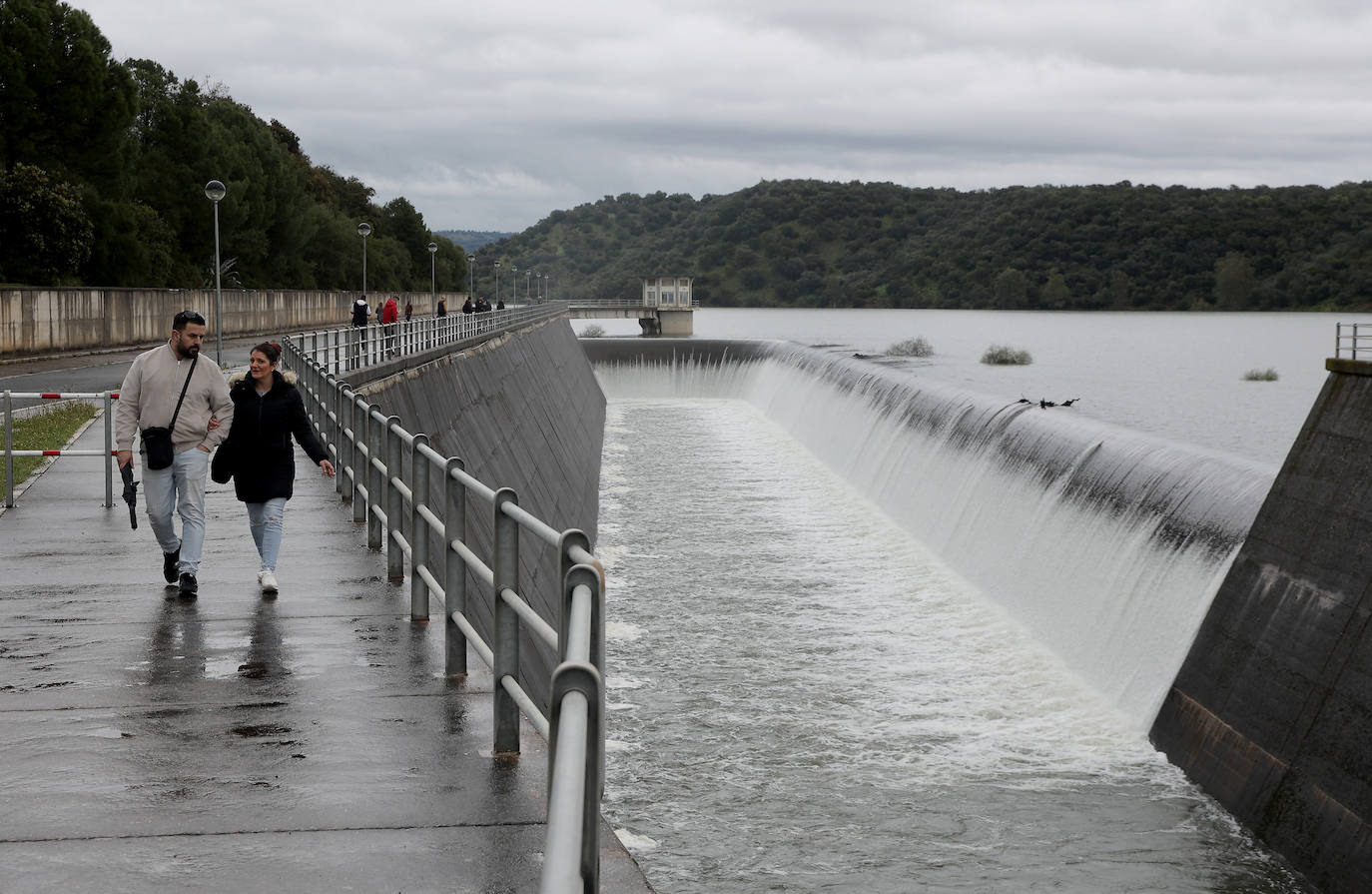 El pantano de San Rafael de Navallana supera su límite y desembalsa a marcha forzadas