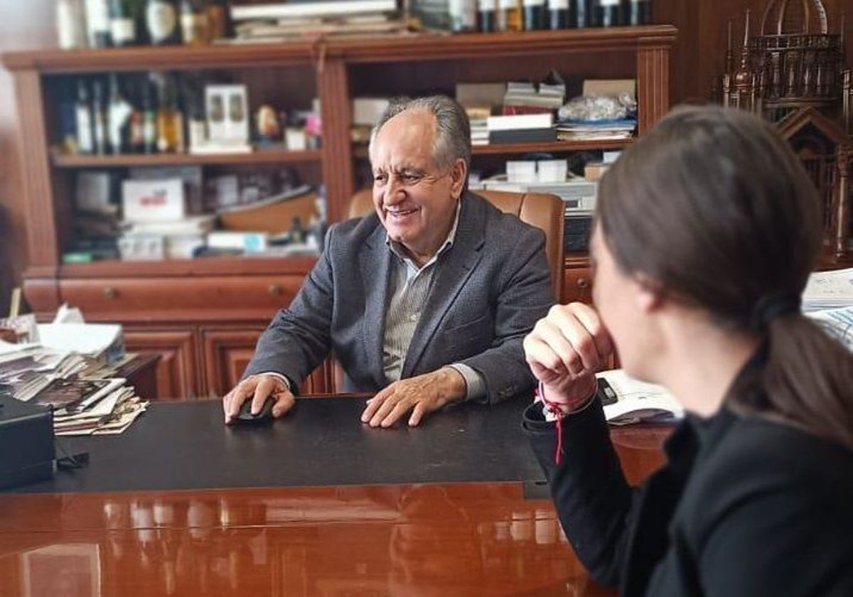 El empresario Jacinto Astorga junto a una de sus hijas en el despacho del grupo La Manzana de Adán