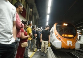 Cancelaciones y retrasos de trenes de Rodalies este lunes pese a desconvocarse la huelga de Renfe y Adif