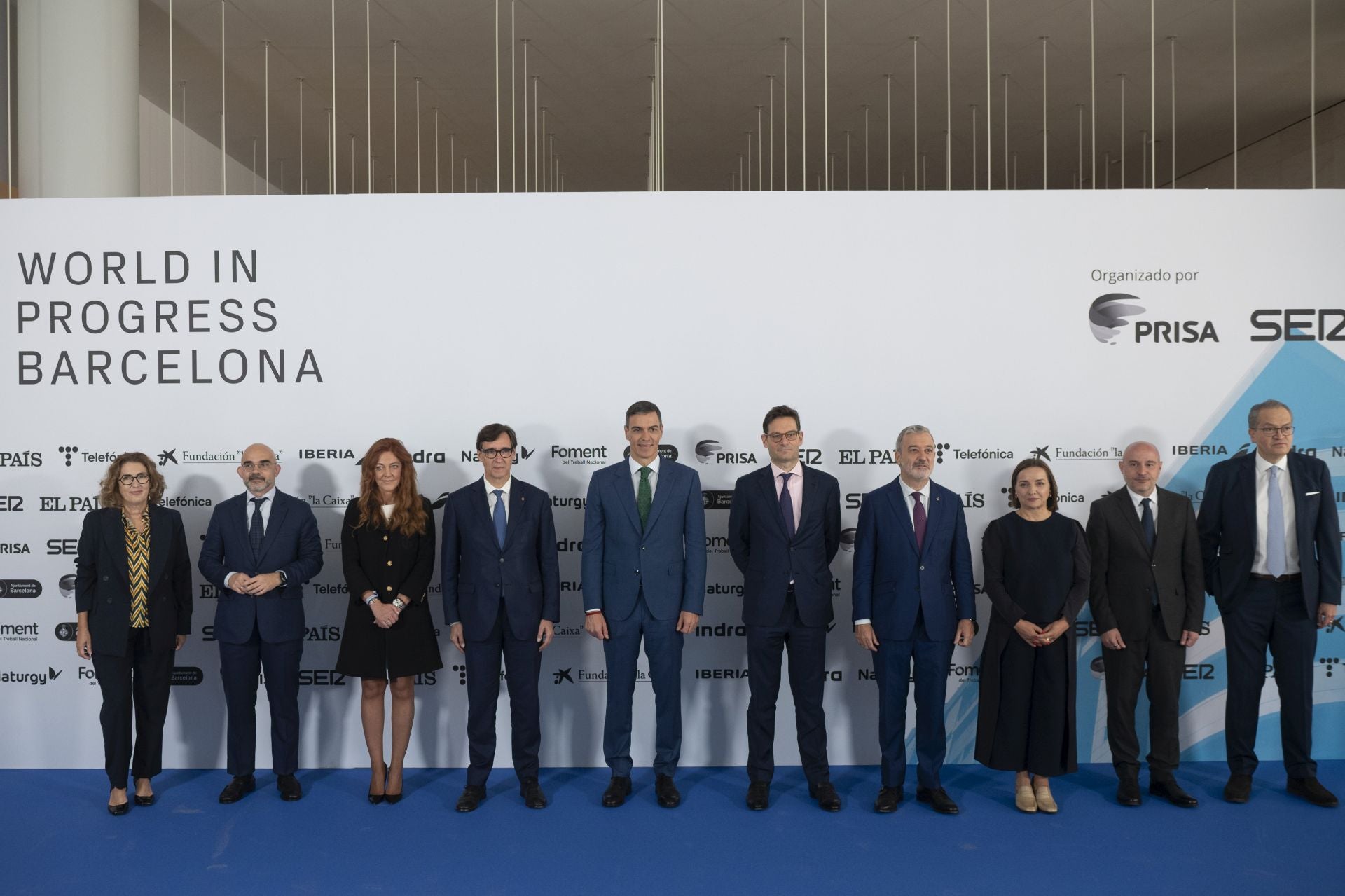 Salvador Illa, el presidente Pedro Sánchez y el presidente de Prisa y El País, Joseph Oughourlian, en un foro del grupo mediático en octubre de 2024