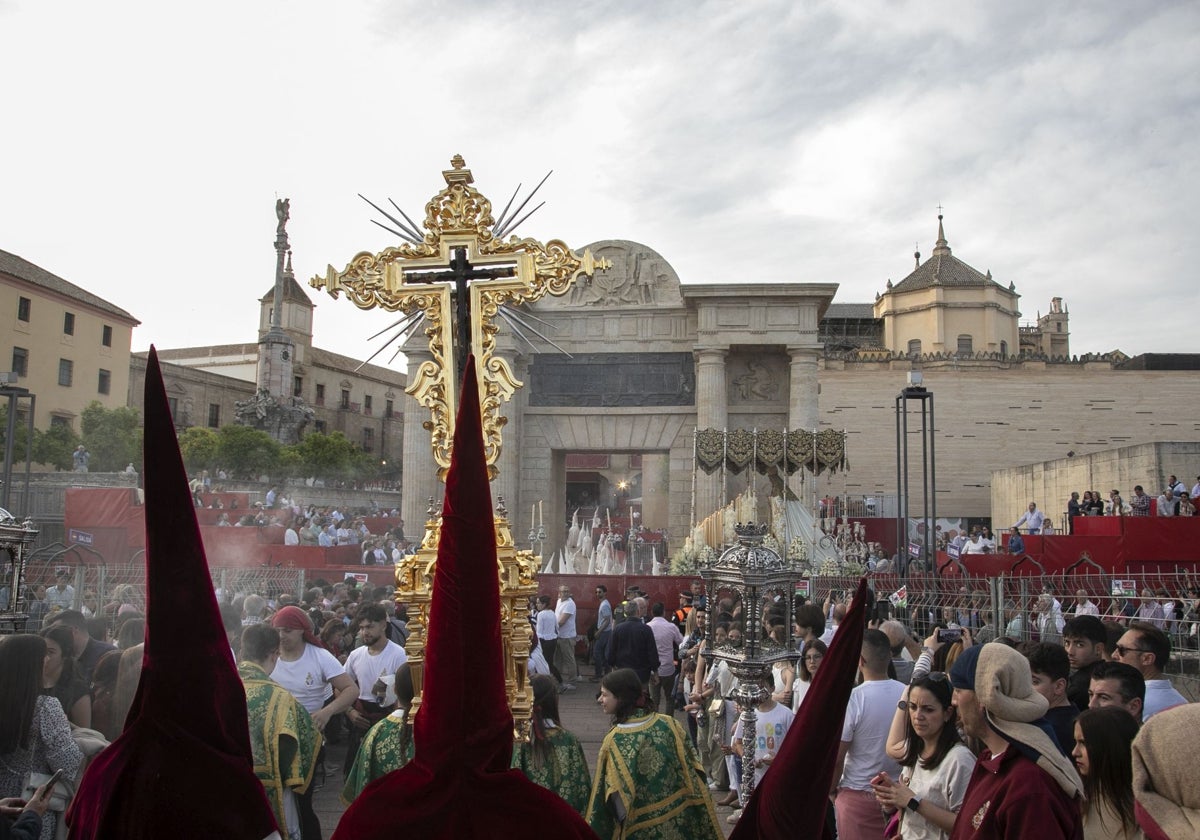 La archicofradía de la Vera-Cruz, en carrera oficlal, en 2023
