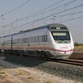 Un tren de la línea Huelva - Sevilla