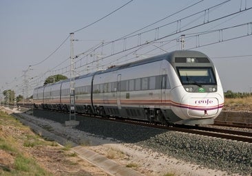 Un tren de la línea Huelva - Sevilla