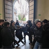 Macarena Olona observa cómo los policías se llevan a algunos de los que intentaron boicotear su intervención