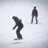 Dos aficionados practican snowboard en Sierra Nevada, en imagen de archivo