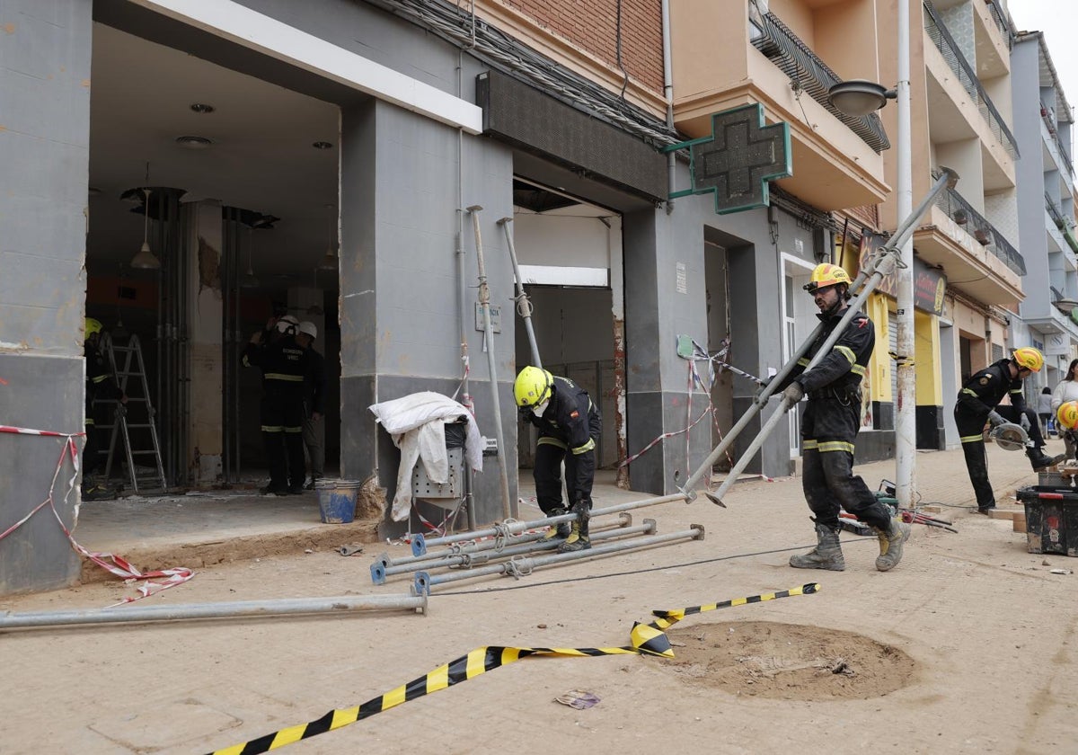 Apuntalamiento de una vivienda afectada por la dana en Paiporta (Valencia)