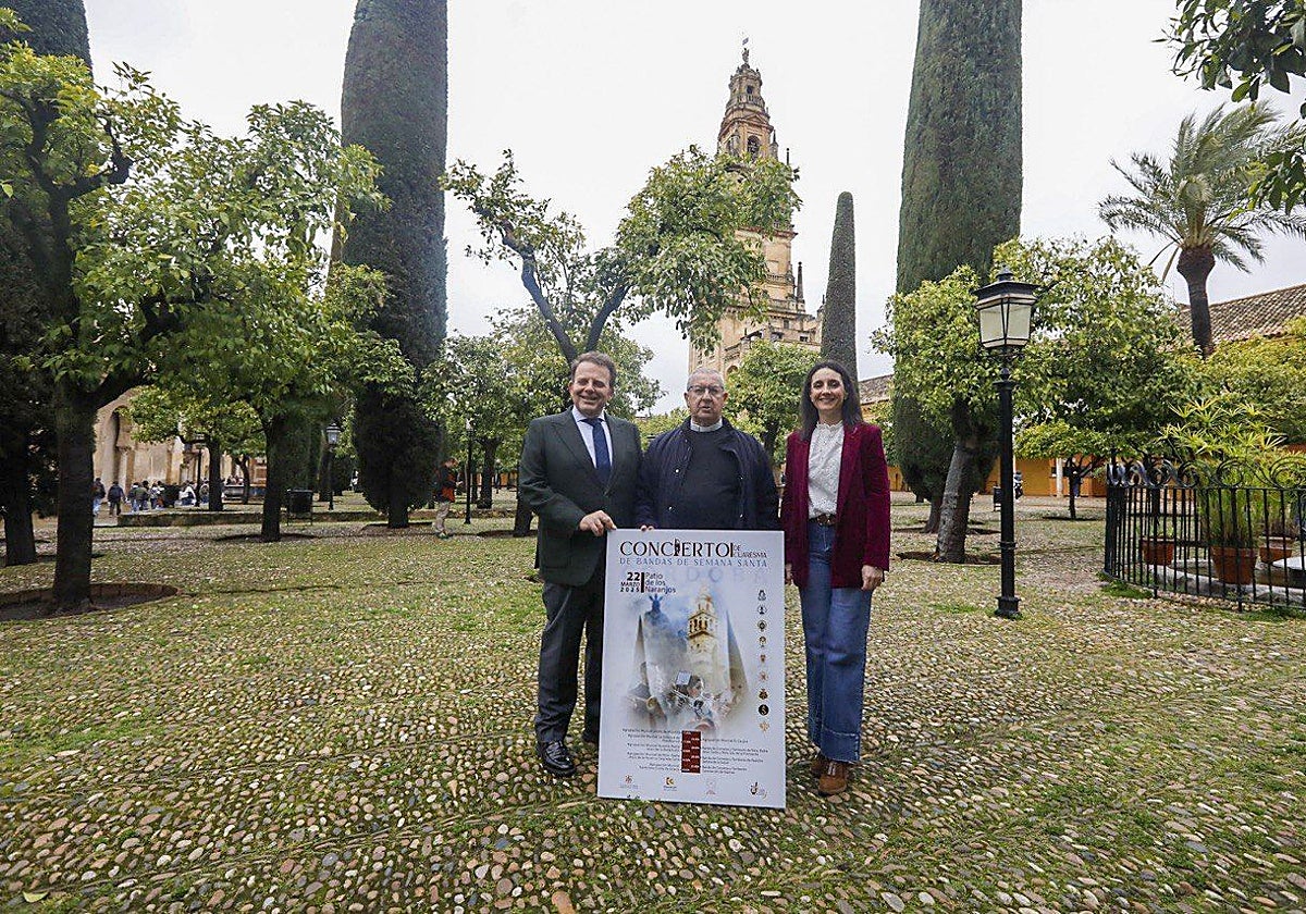 Julián Urbano, Pedro Soldado y Marta Siles, este martes en el Patio de los Naranjos