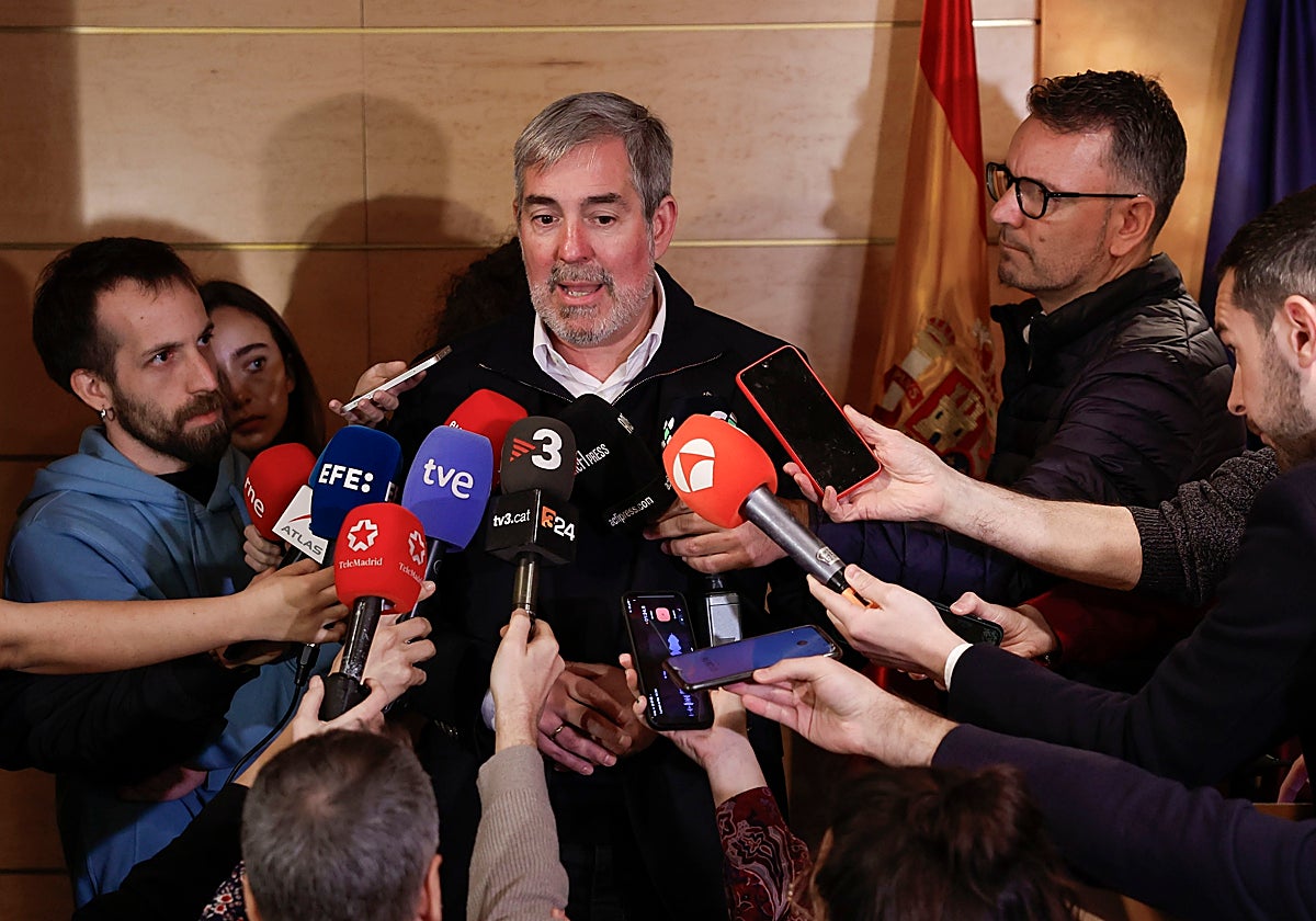 El presidente de Canarias, Fernando Clavijo atiende a los medios tras la reunión con la ministra de Hacienda, María Jesús Montero