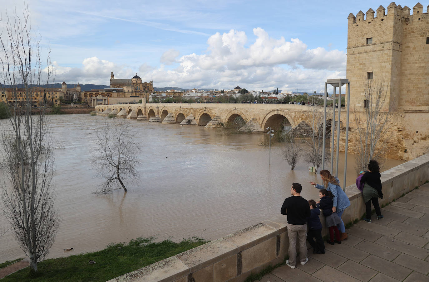 El impactante aspecto del río Guadalquivir a su paso por Córdoba