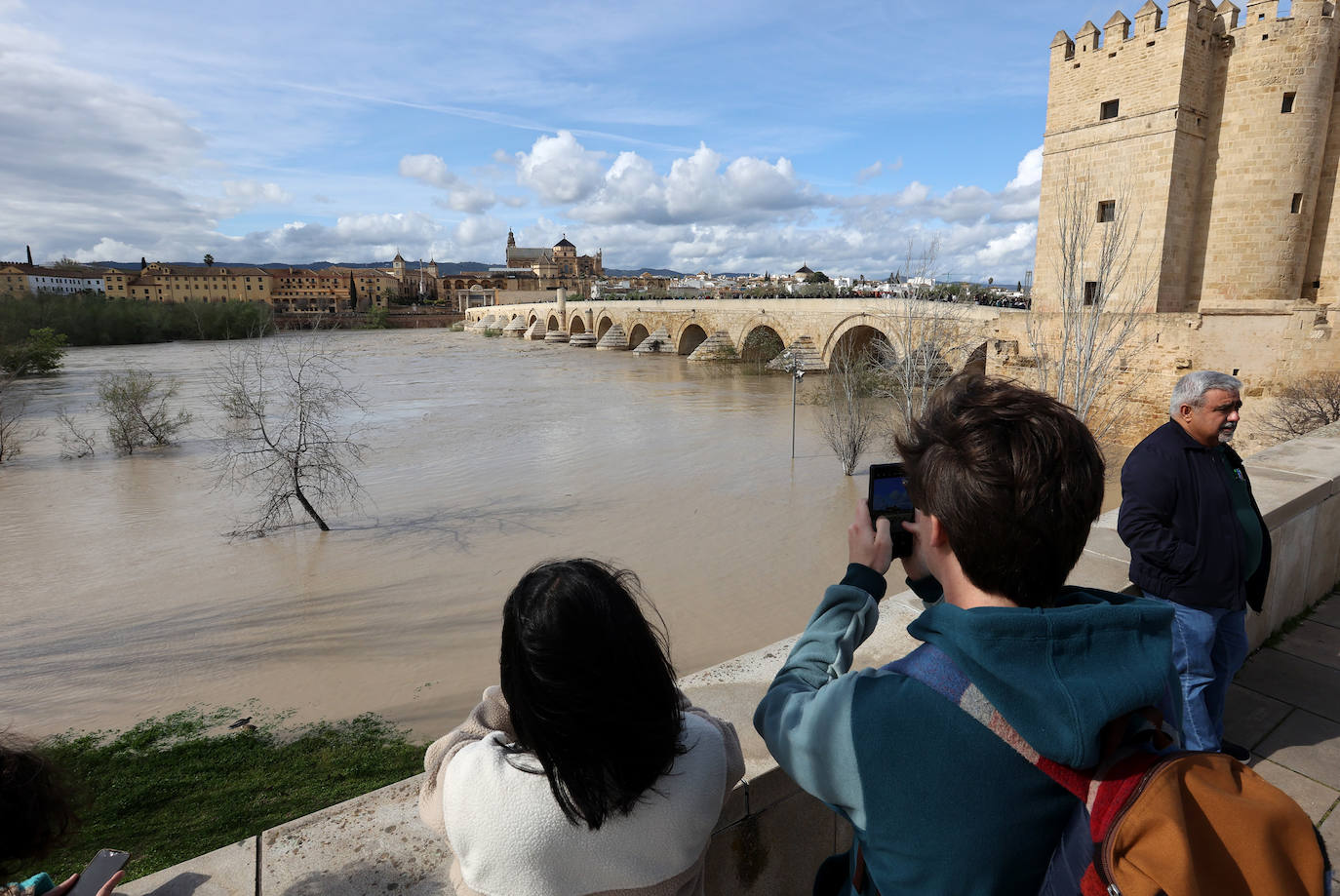El impactante aspecto del río Guadalquivir a su paso por Córdoba
