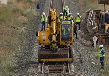 Operarios trabajando en el trazado de una vía férrea