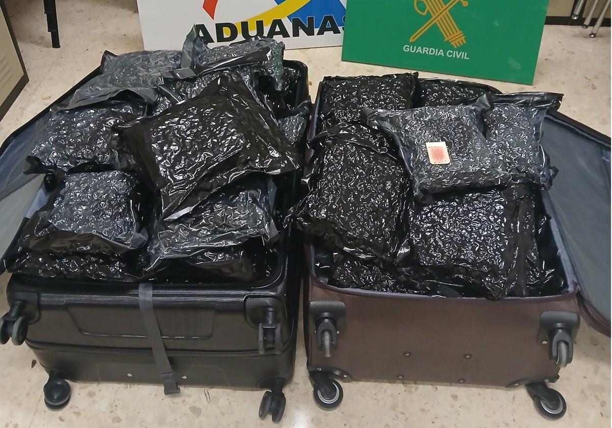 Las dos maletas con los 45 kilos de marihuana intervenidos a los pasajeros detenidos en el aeropuerto de Valencia
