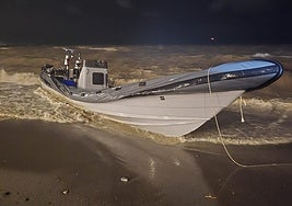 Aparece otra narcolancha varada en una playa de Málaga