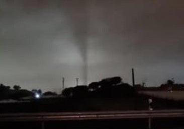 Dos tornados destrozan campos de cultivos de fresa en la provincia de Huelva