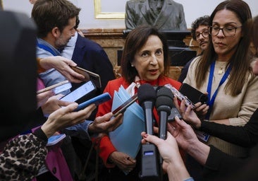 La ministra de Defensa, Margarita Robles, en los pasillos del Congreso