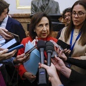 La ministra de Defensa, Margarita Robles, en los pasillos del Congreso