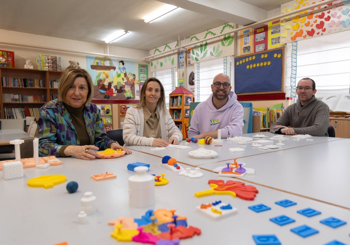 Vega, Villalba, Pascual y Martínez, con los materiales en el CEIP Teresa Íñigo de Toro