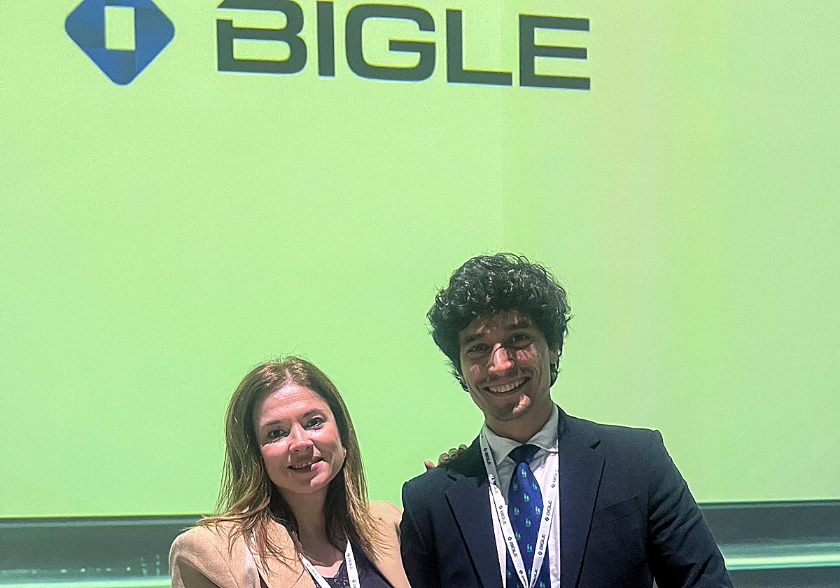 La directora del Área Jurídica de Globalcaja, Melissa Casas, y el responsable de Asesoría, Luis Soria, recibieron el reconocimiento