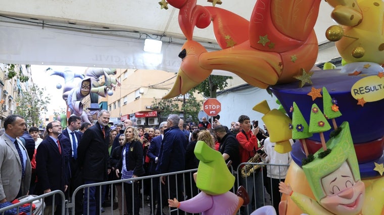 Imagen de la visita del Rey Felipe Vi a una falla de Torrent (Valencia)