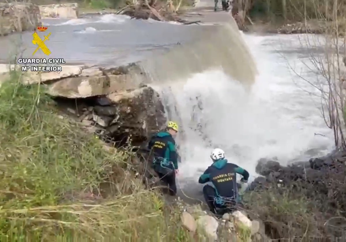 Buscan a un motorista arrastrado por una riada en el río Genal en Málaga